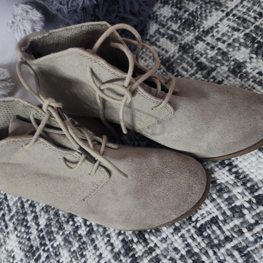 Toms Light Tan Suede Lace-Up Boots